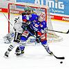 Deutliche Worte fand der Schwenninger Alexander Karachun (blaues Trikot) nach der 2:3-Niederlage der Wild Wings nach Penaltyschießen ...