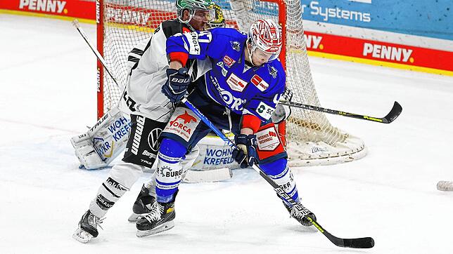 Deutliche Worte fand der Schwenninger Alexander Karachun (blaues Trikot) nach der 2:3-Niederlage der Wild Wings nach Penaltyschießen ...