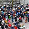 Mehrere hundert Teilnehmer nehmen der Kundgebung verschiedener Glaubensgemeinschaften auf dem Radolfzeller Marktplatz teil, bei dem sie ...
