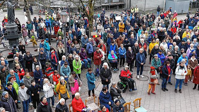 Mehrere hundert Teilnehmer nehmen der Kundgebung verschiedener Glaubensgemeinschaften auf dem Radolfzeller Marktplatz teil, bei dem sie ...