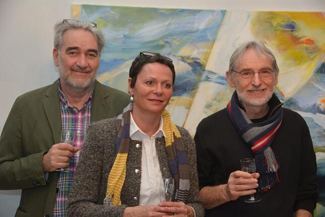 Die Ausstellungsbesucher Michael Schülke, Claudie Wagner und Heinz Scholten lauschen der Laudatio.