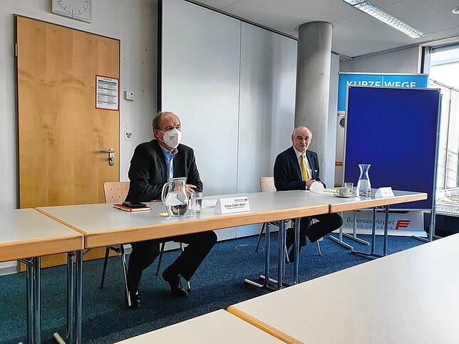 Flughafen-Geschäftsführer Claus-Dieter Wehr (links) und Pressesprecher Wolfgang John beim Pressegespräch.
