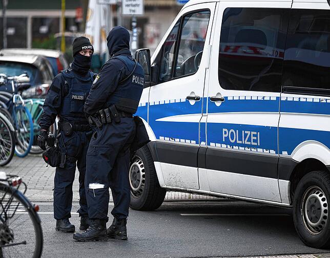 Polizisten an einem durchsuchten Objekt in Frankfurt.