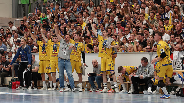 Gänsehaut pur: Die Konstanzer Fans in der Schänzlehalle beim packenden Aufstiegsspiel der HSG.