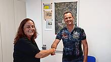 Ortsvorsteher Ralf Gersbach verpflichtet Denise Gaßmann per Handschlag als stellvertretende Ortsvorsteherin.