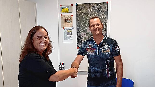 Ortsvorsteher Ralf Gersbach verpflichtet Denise Gaßmann per Handschlag als stellvertretende Ortsvorsteherin.
