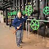 Rudi Schienmann, Hausmeister an der Uni, betreut die Kühlwasserleitungen, die derzeit dazu dienen, die Anlagen der Uni Konstanz ...