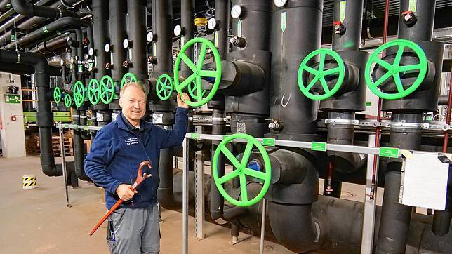 Rudi Schienmann, Hausmeister an der Uni, betreut die Kühlwasserleitungen, die derzeit dazu dienen, die Anlagen der Uni Konstanz ...