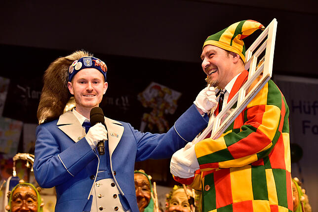 Bei „Baptistles Bart“ (rechts Daniel Bucher) legt Neu-Narrenrat Lukas Kistner den Eid auf die Hüfinger Narretei ab.