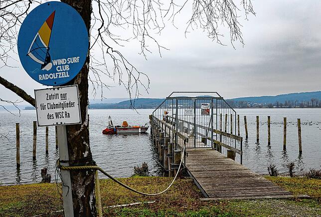 Rechts: Der Herzensteg im Radolfzeller Streuhau. Hier liegen die Motorboote von Vereinen und der Feuerwehr. Die Motorboote der ...