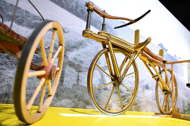 Der Nachbau einer durch Freiherr Karl von Drais lizensierten Laufmaschine aus dem Jahr 1820 im Technoseum in Mannheim in der ...