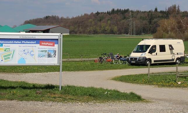 Der Wohnmobilhafen hat Platz für 25 Fahrzeuge und kostet für 24 Stunden sechs Euro, zuzüglich ein Euro für 100 LIter Frischwasser und ...