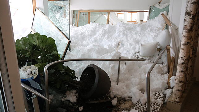 Der Schaden am Hotel "Hubertus" ist nach dem Lawinenabgang so hoch, dass ein Teil des Gebäudes wohl abgerissen werden muss.