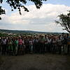 Gruppenbild vor einer Landschaft, die ideal ist für leichte Wanderungen: Knapp 70 Teilnehmer machen bei der Auftaktveranstaltung der ...