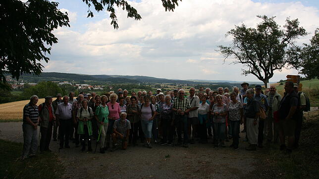 Gruppenbild vor einer Landschaft, die ideal ist für leichte Wanderungen: Knapp 70 Teilnehmer machen bei der Auftaktveranstaltung der ...