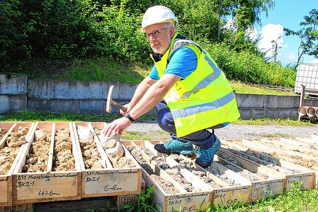 Diplom-Geologe Martin Brodbeck mit Kisten, in denen meterweise die Bohrporben von der Grasnarbe bis zu einer Tiefe von rund 35 Metern ...