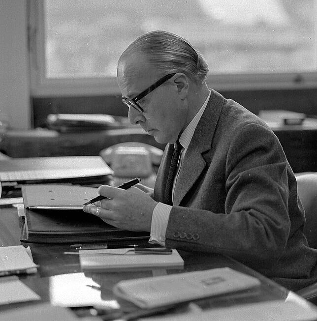 SÜDKURIER-Gründer Johannes Weyl in den 60er-Jahren am Schreibtisch.