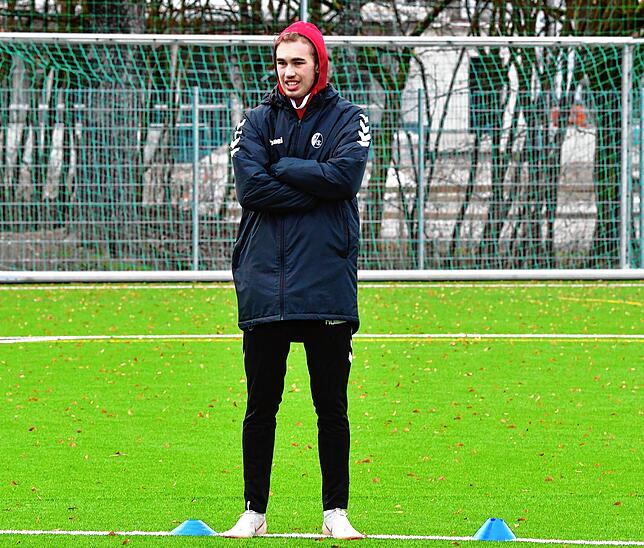 Wachsames Auge: Luis Weber, Aktivspieler beim SV Jestetten, engagiert sich bei seinem Heimatverein als Co-Trainer bei den E-Junioren.