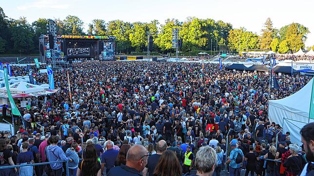 Treue Nutzer im Stadion sind Konzertveranstalter – voll ist es schon lange nur noch, wenn große Bands spielen wie hier die Toten ...