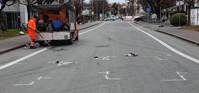 Aufräumarbeiten nach dem Unfall auf der Schneckenburgstraße.