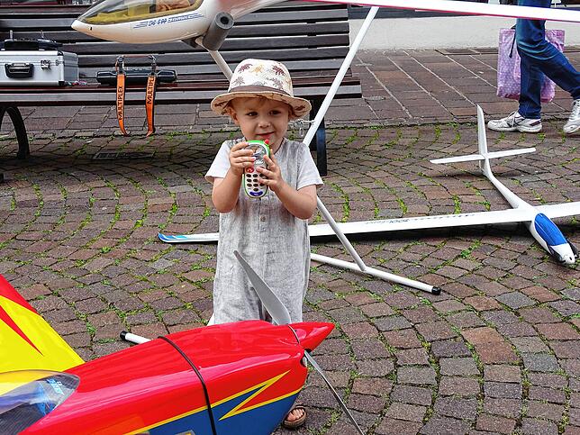 Der kleine Matti interessiert sich für die Modellflugzeuge des Modellflugvereins Hungerberg.