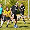 Luca Schmid (rechts) vom FC Schonach im Duell mit dem Schönwalder Marcus Thurner. Das Kreisliga-Derby endete mit einem ...