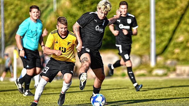 Luca Schmid (rechts) vom FC Schonach im Duell mit dem Schönwalder Marcus Thurner. Das Kreisliga-Derby endete mit einem ...