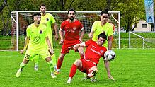 So schnell kann es gehen: Im Mai 2023 duellierte sich Bad Dürrheim (rote Trikots) noch mit dem TSV Singen in der Landesliga. Nun trennen ...