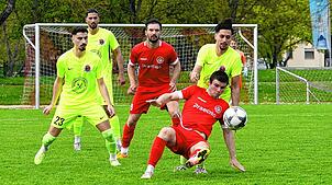 So schnell kann es gehen: Im Mai 2023 duellierte sich Bad Dürrheim (rote Trikots) noch mit dem TSV Singen in der Landesliga. Nun trennen ...