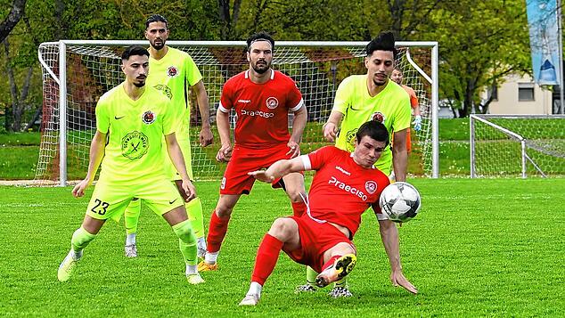 So schnell kann es gehen: Im Mai 2023 duellierte sich Bad Dürrheim (rote Trikots) noch mit dem TSV Singen in der Landesliga. Nun trennen ...
