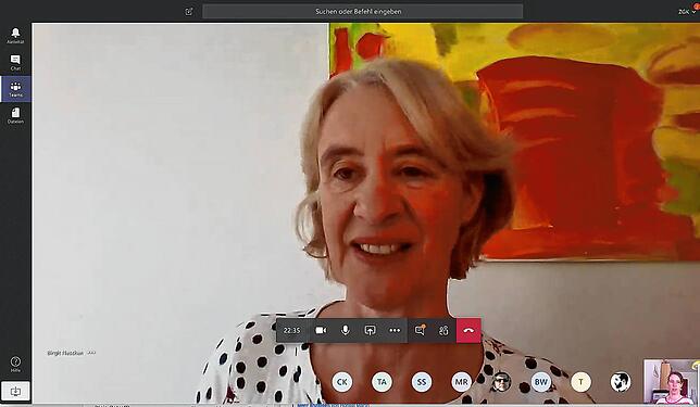 Birgit Neschen, Lehrerin der Zeppelin-Gewerbeschule, während einer virtuellen Lehrerkonferenz. Das Programm zeigt automatisch denjenigen ...