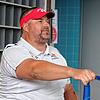 Am Beckenrand steht Patrick Holst, erster hauptamtlicher Schwimmtrainer der Singener Schwimm-Sport-Freunde.