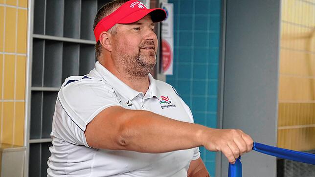 Am Beckenrand steht Patrick Holst, erster hauptamtlicher Schwimmtrainer der Singener Schwimm-Sport-Freunde.