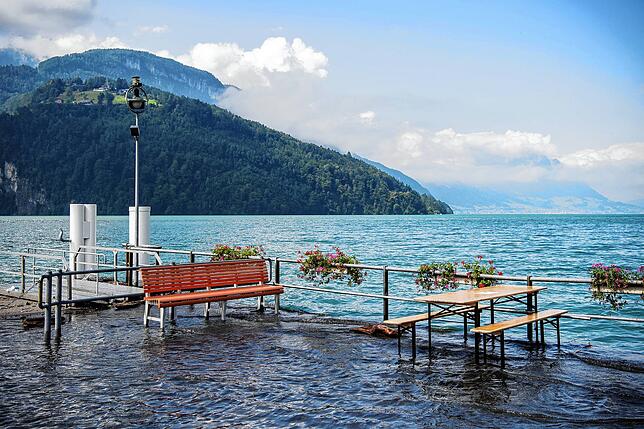 Auch die Schweiz war von den steigenden Wasserständen betroffen. Am Vierwaldstättersee – hier ein Bild aus dem Ort Brunnen vom 18. ...