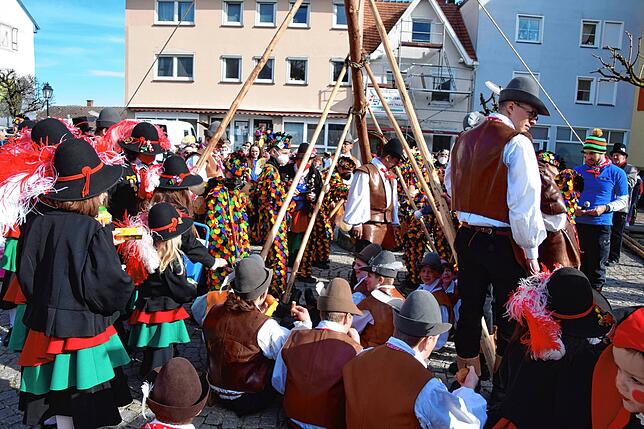 Bild 30: Bilder vom Kindernarrenbaum-Setzen auf dem Gustav-Hammer-Platz in Stockach