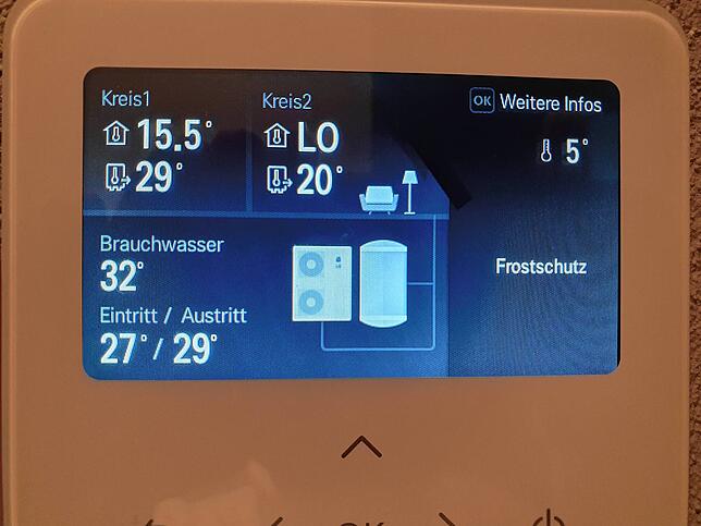 Die Wärmepumpe im Haus &ndash; das heißt auch viel Digitales und Elektronik. Das Foto zeigt eine Wärmepumpensteuerung. Das Außengerät ...