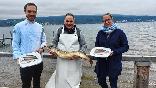 Julia Röpke (rechts) und Sebastian Jehle (links), Direktorinund Küchenchef im Strandhotel Löchnerhaus auf der Insel Reichenau, sowie ...