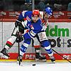 Für Tyson Spink (vorne) und Schwenninger Wild Wings waren die Augsburger Panther (Cody Kunyk) am Sonntagmittag eine Nummer zu groß.