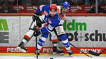 Für Tyson Spink (vorne) und Schwenninger Wild Wings waren die Augsburger Panther (Cody Kunyk) am Sonntagmittag eine Nummer zu groß.