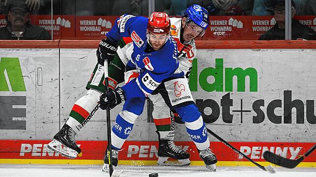Für Tyson Spink (vorne) und Schwenninger Wild Wings waren die Augsburger Panther (Cody Kunyk) am Sonntagmittag eine Nummer zu groß.