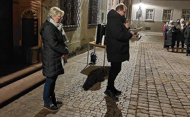 Jürgen Roth liest auf dem Münsterplatz Weihnachtliches von Erich Kästner, neben ihm Margot Schaumann.