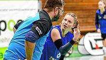Vanessa Spomer, hier im Gespräch mit Trainer Sven Johansson, spielt am Samstag im Trikot des TV Villingen gegen ihre Schwester Lisa, die ...