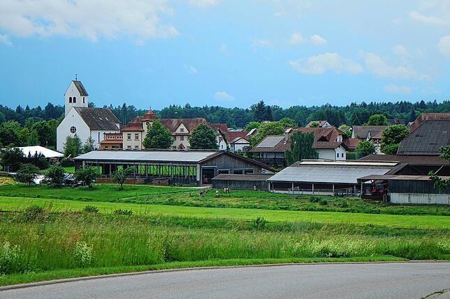 In Unterbichtlingen gibt es die Idee, ein Nahwärmenetz im Dorf zu errichten. Es gibt bereits eine Interessengemeinschaft, die das ...
