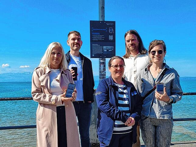 Gelungene Zusammenarbeit für eine Zeitreise durch Friedrichhafen per Handy-App (hinten, von links): Felix Schuh (Dornier Museum) und ...
