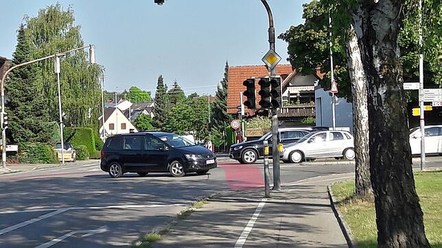 Ist ein Zug durchgefahren, sind an der Bahnkreuzung alle Ampeln aus. Wer aus Richtung Gutenbergstraße kommt (die Autos rechts), muss ...