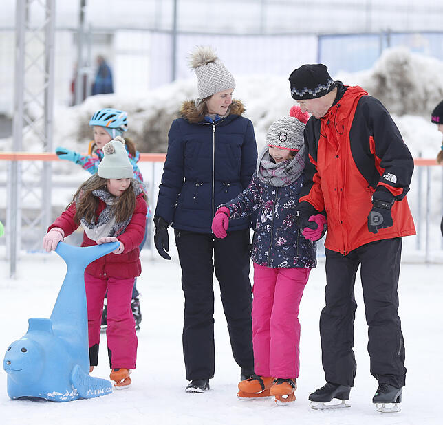 Bild 1: Bilder vom SÜDKURIER-Aktionstag auf der Blumberger Eisbahn
