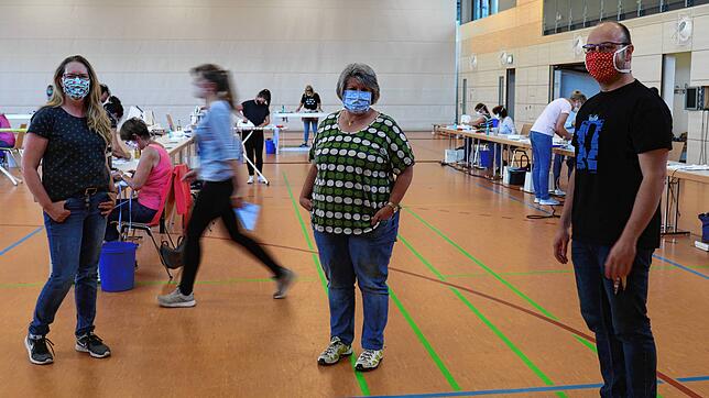 Boni-Chef Felix Schüle (rechts) freut sich über die erfolgreiche Schutzmasken-Nähaktion. 1810 Masken sind dabei entstanden.