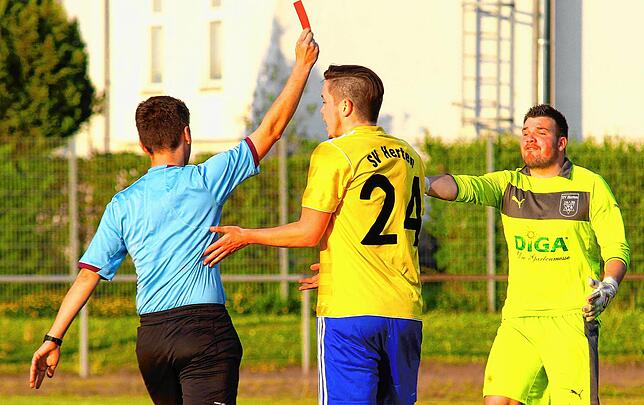 Zwei Mal Rot innerhalb weniger Tage: Bastian Eschbach (Mitte) vom SV Herten musste nach seiner Notbremse gegen Giuseppe Catanzaro wie ...