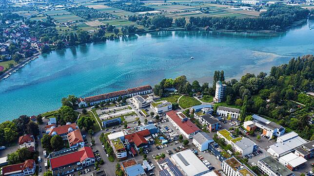 (Archivbild) Blick von oben auf Stromeyersdorf mit der Bleiche, dem Wasserturm und den nach Textilberufen benannten Straßen.