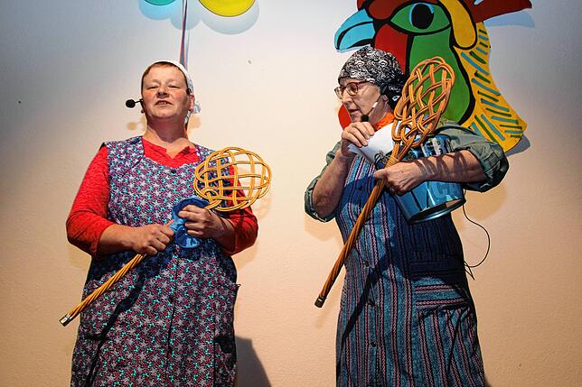 Mit einem unterhaltsamen Sketch brachten (von links) Andrea Seiberth und Ute Hotz-Straub bei der Rucksackfasnet die Gäste zum Lachen.
